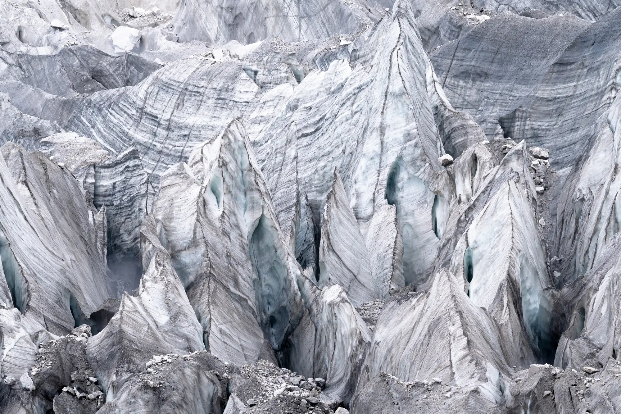 Champ de séracs du glacier du Manaslu, lames de glace bleutées et moraine grise