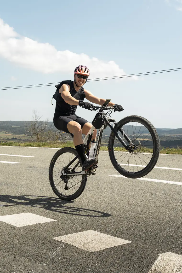 Un participant passe en roue arrière, sourire aux lèvres