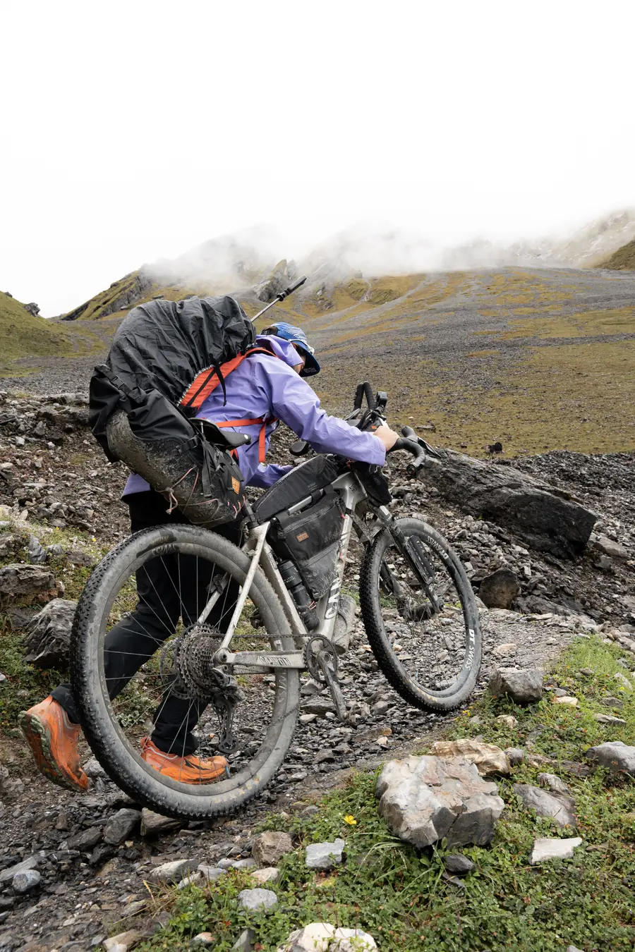 Portage du vélo dans un pierrier